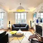 Comme une maison à deux pas de l\'Arc de Triomphe