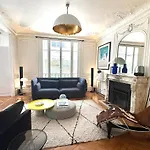 Comme une maison à deux pas de l\'Arc de Triomphe